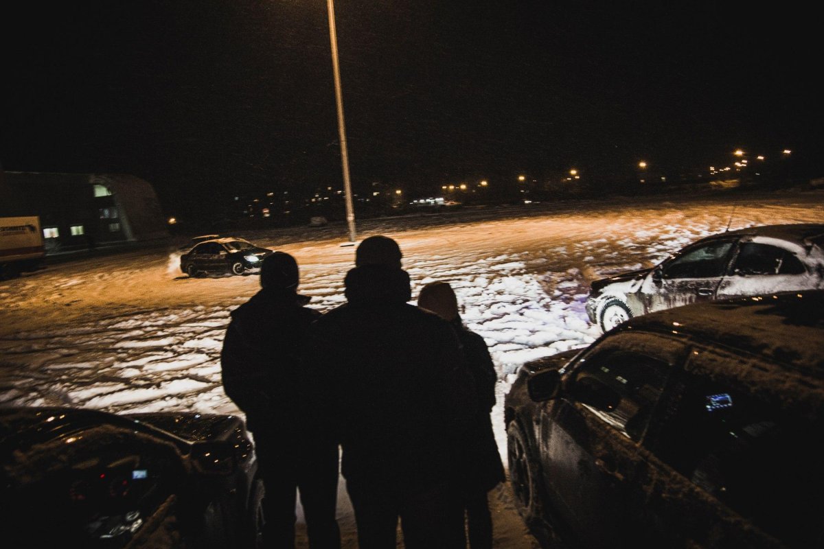 Пацаны ночью на улице зимой