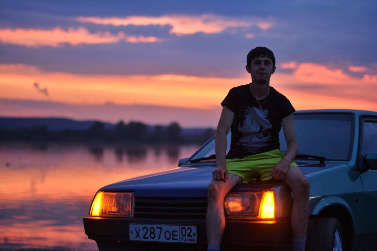 Парень возле машины