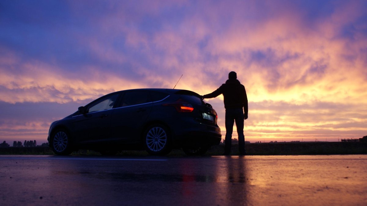 Парень возле машины