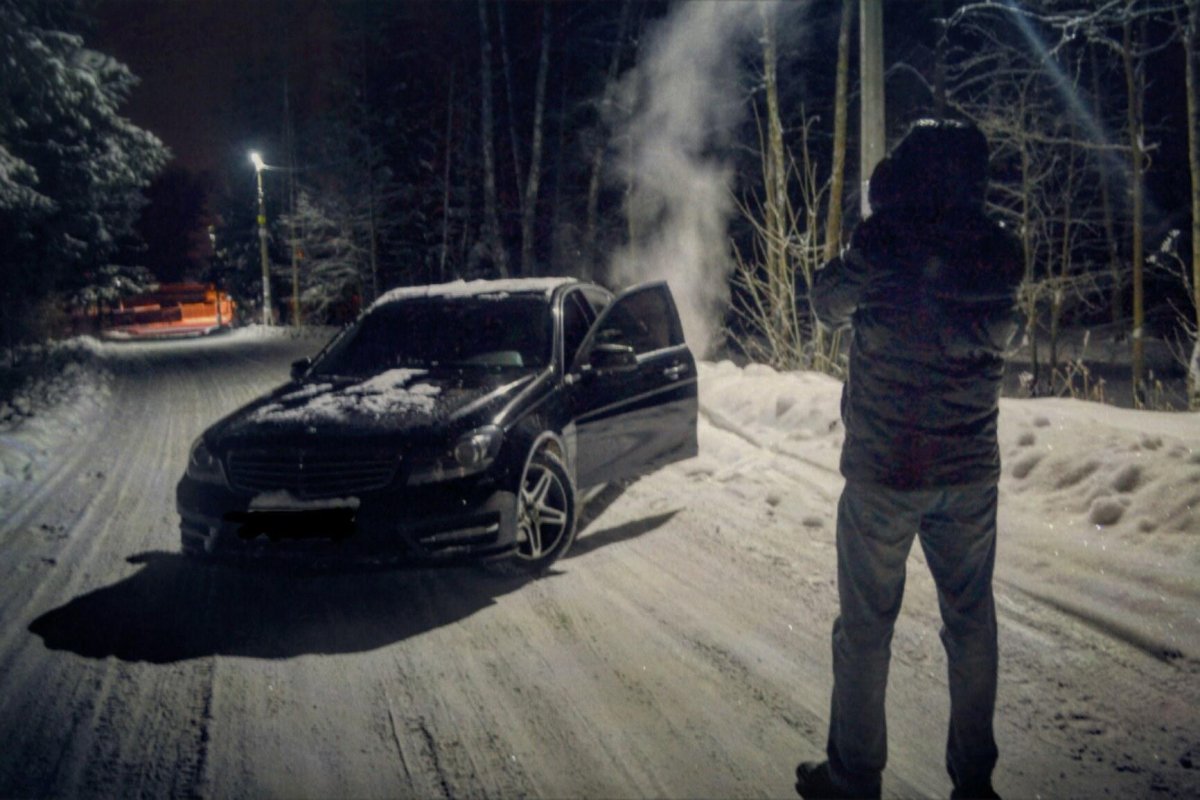 Пацан возле машины