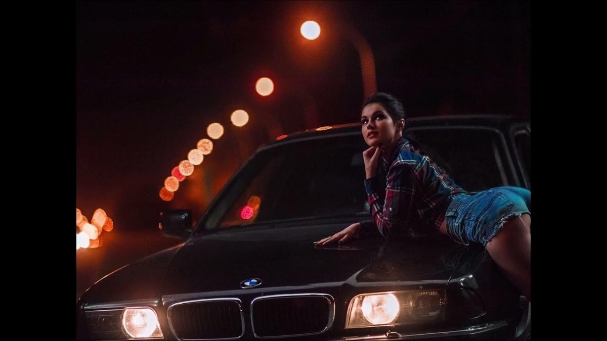 Девушка возле машины