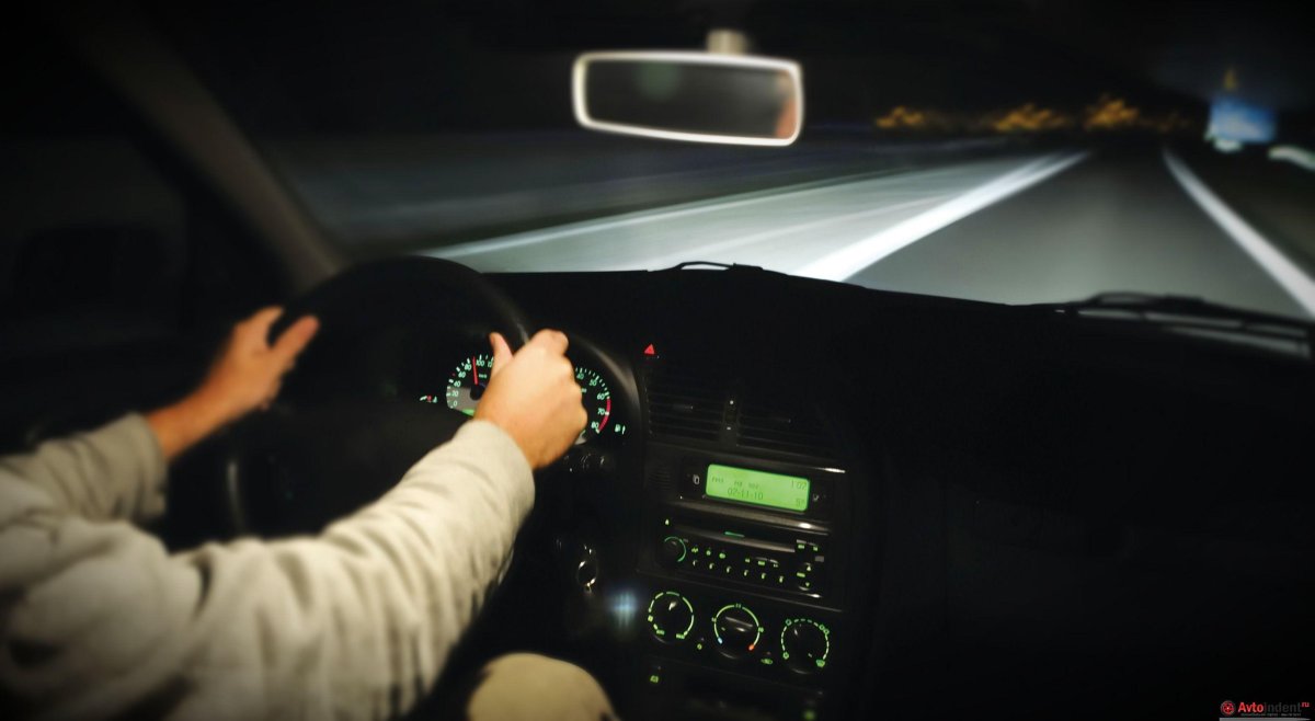 Парень за рулем