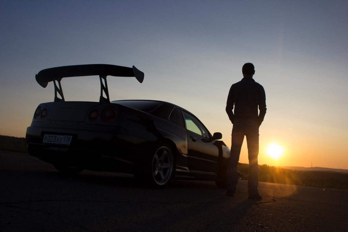 Одинокий парень в машине