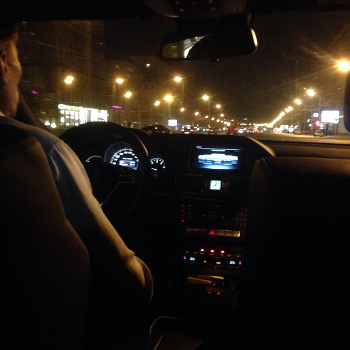 Девушка в машине ночью