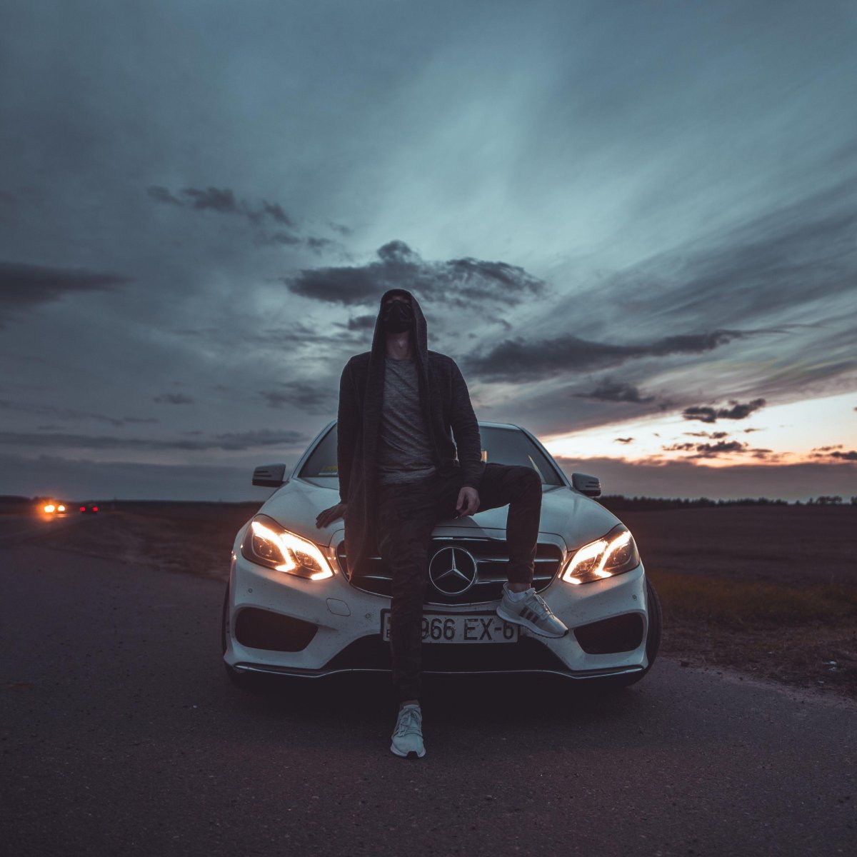 Парень возле машины