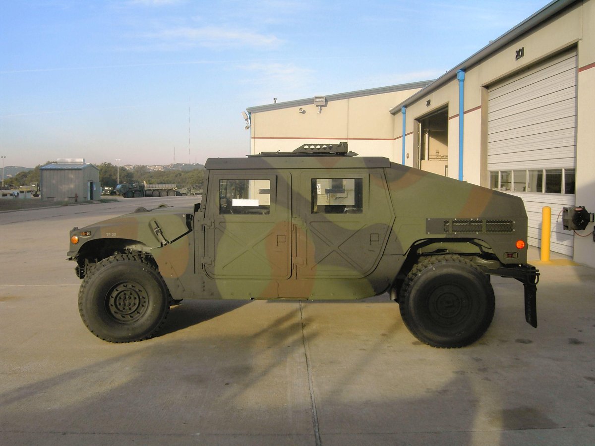 Хамви бронеавтомобиль