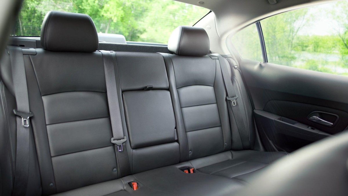 Круз хэтчбек салон сзади