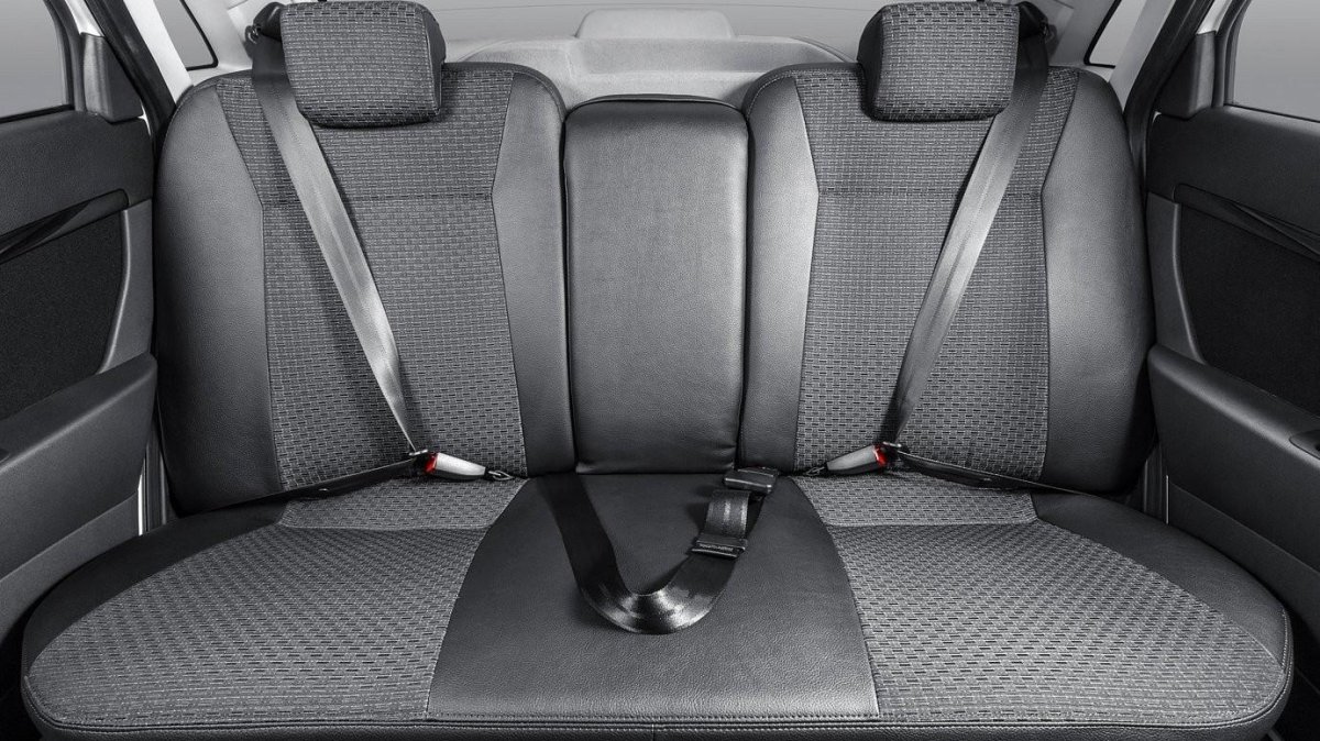 Лада Приора седан салон сзади