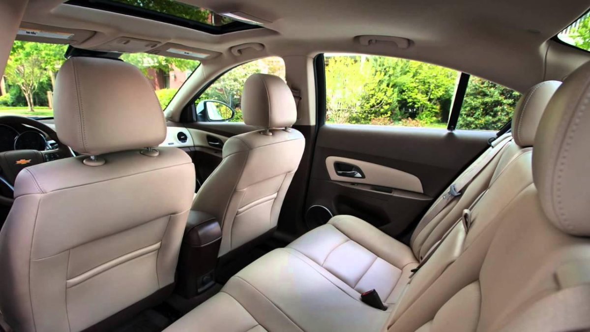 Вид с заднего сидения в машине