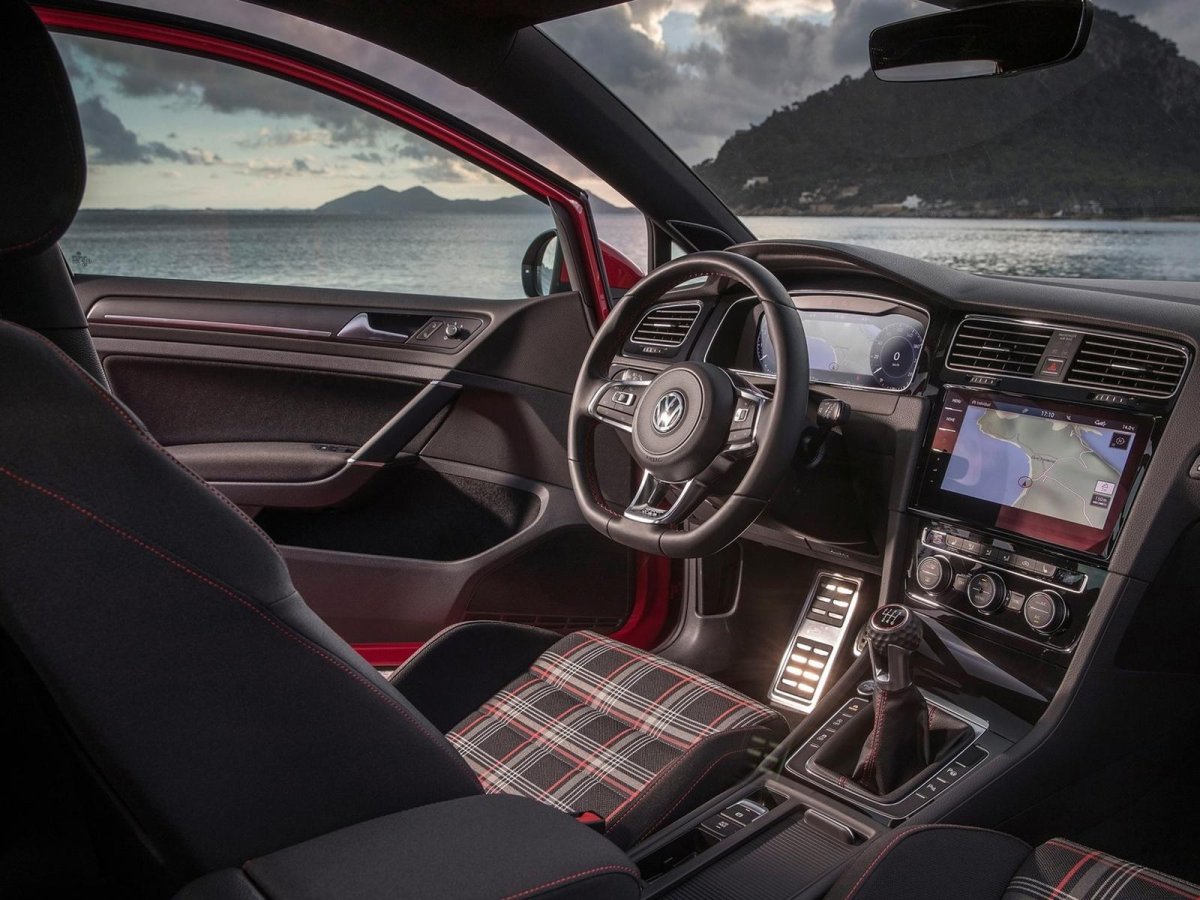 Volkswagen Golf 2018 GTI салон