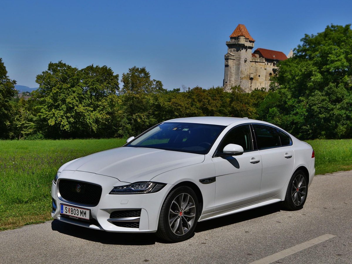 2016 Jaguar XF R-Sport