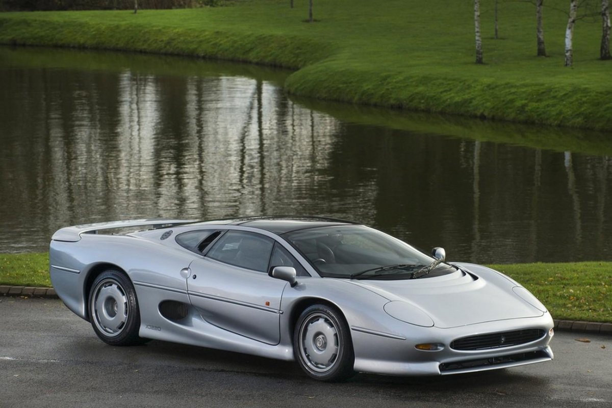 Ягуар xj220