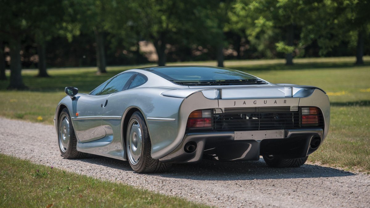 Ягуар xj220