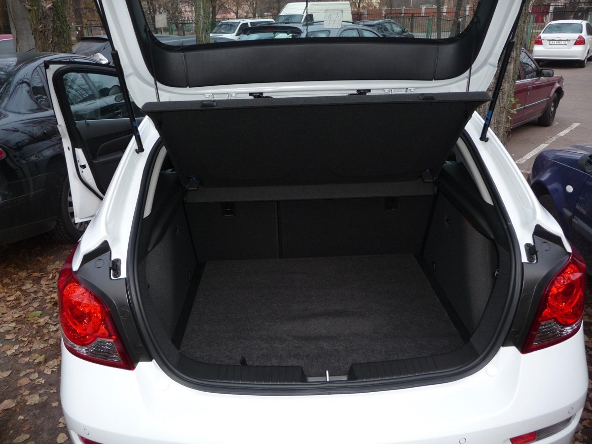 Chevrolet Cruze Hatchback багажник