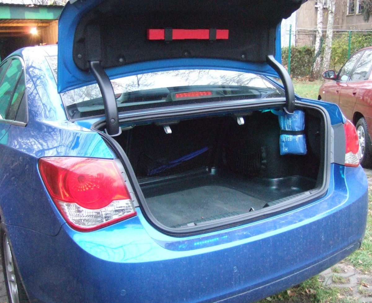 Chevrolet Cruze Hatchback багажник