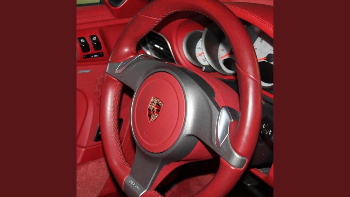 Красная машина внутри