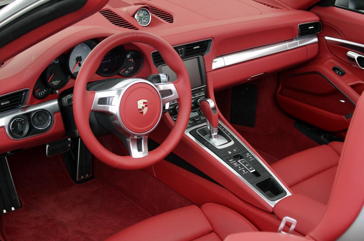 Porsche 911 Carrera Cabriolet красный салон