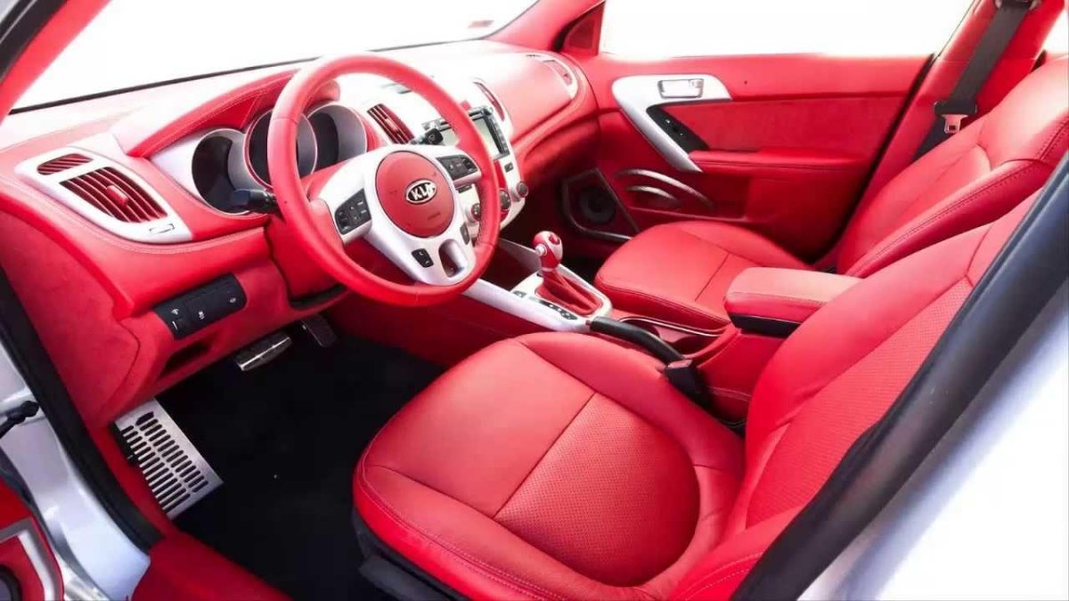 Мазда 3 с красным салоном