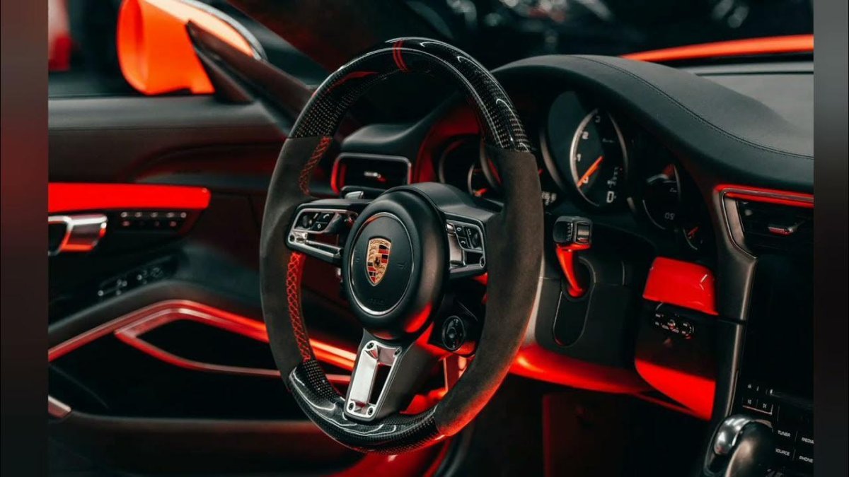 Черный Порше с красным салоном