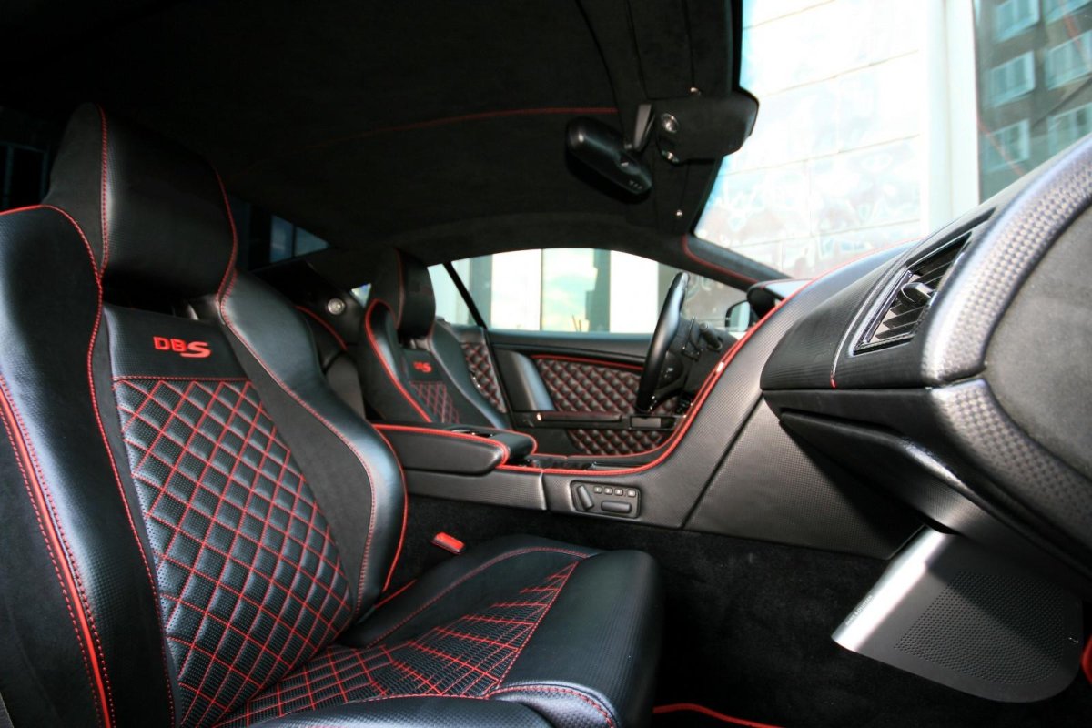 Салон Мерседес АМГ красная строчка