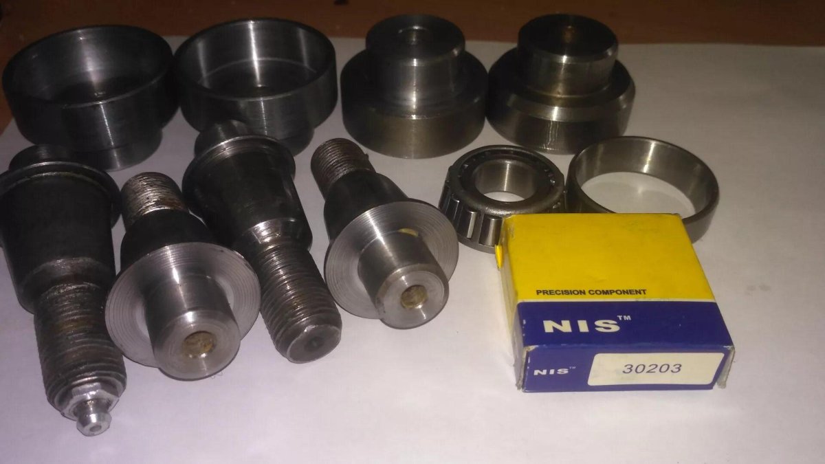 Шкворень УАЗ 452 на подшипниках