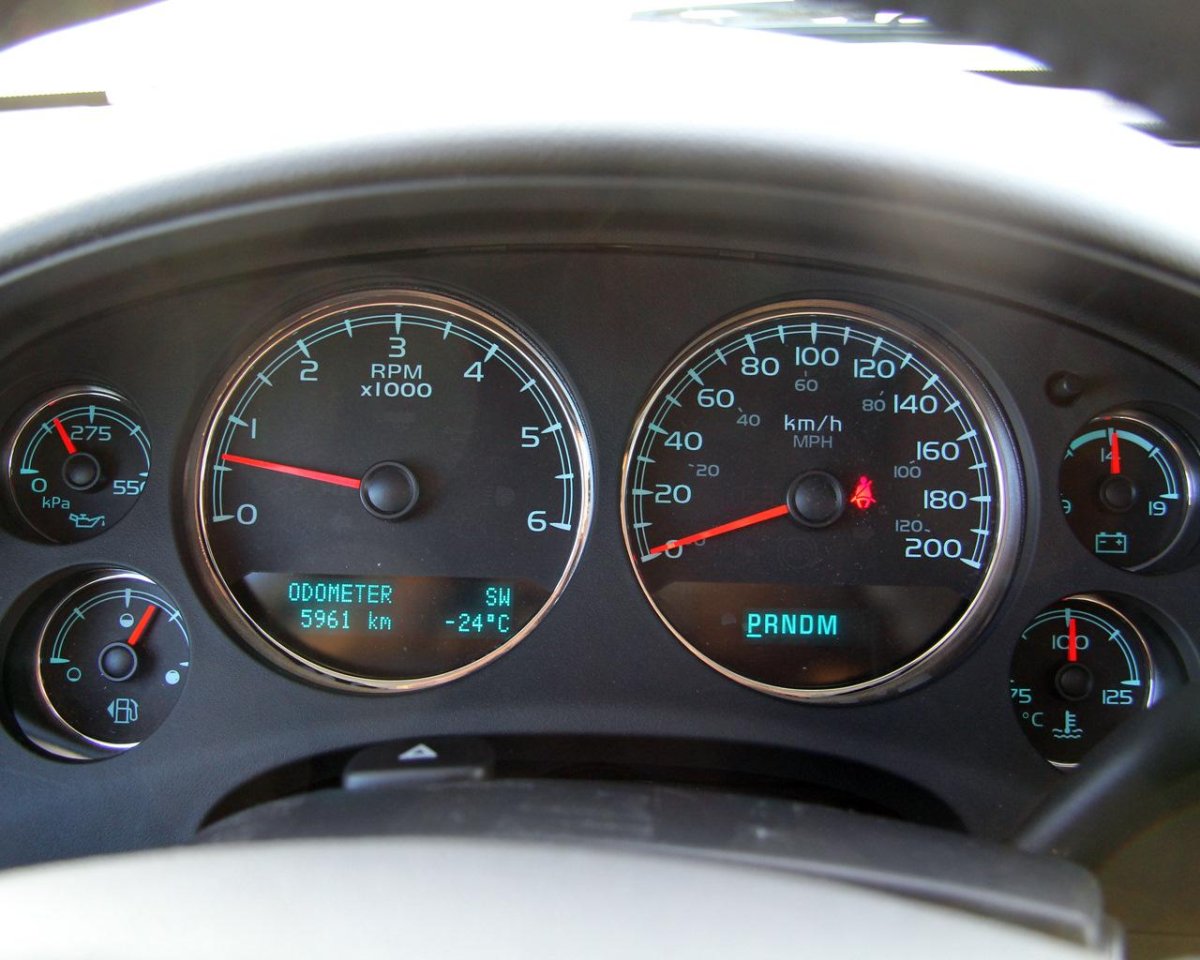 Chevrolet Tahoe 2005 приборная панель