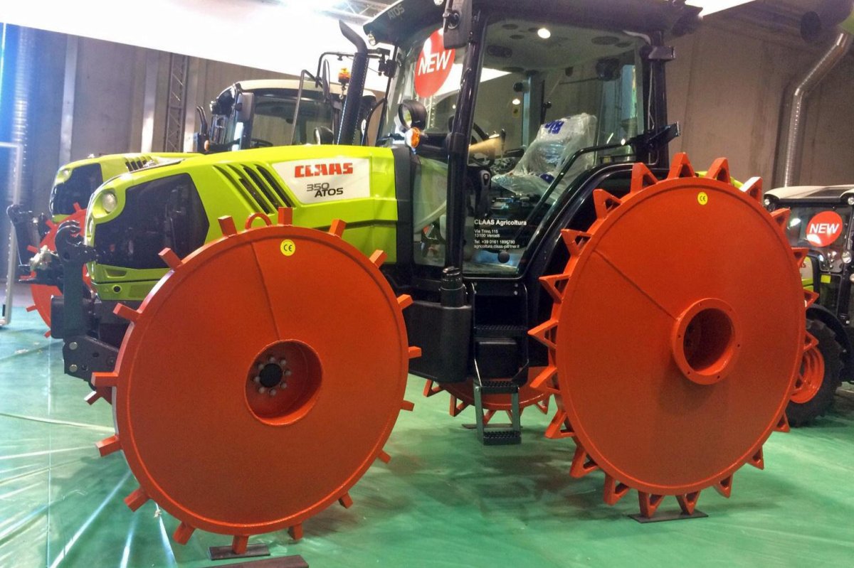 Трактор на железных колесах