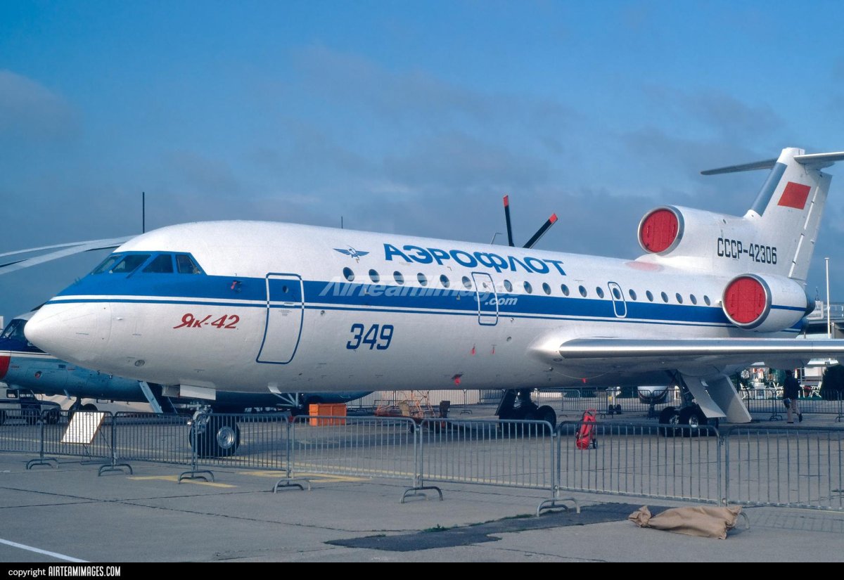 Як-42 пассажирский самолёт