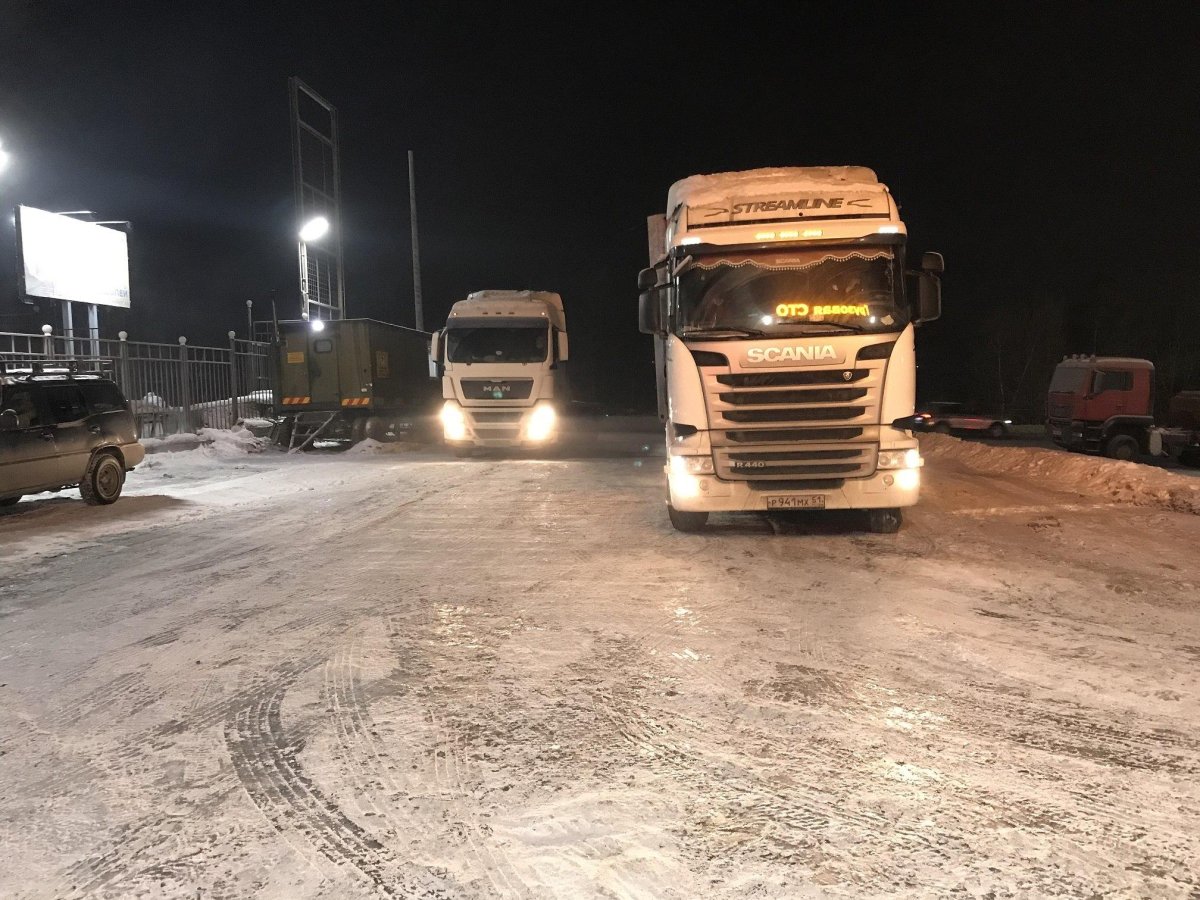 Фура зимой на стоянке