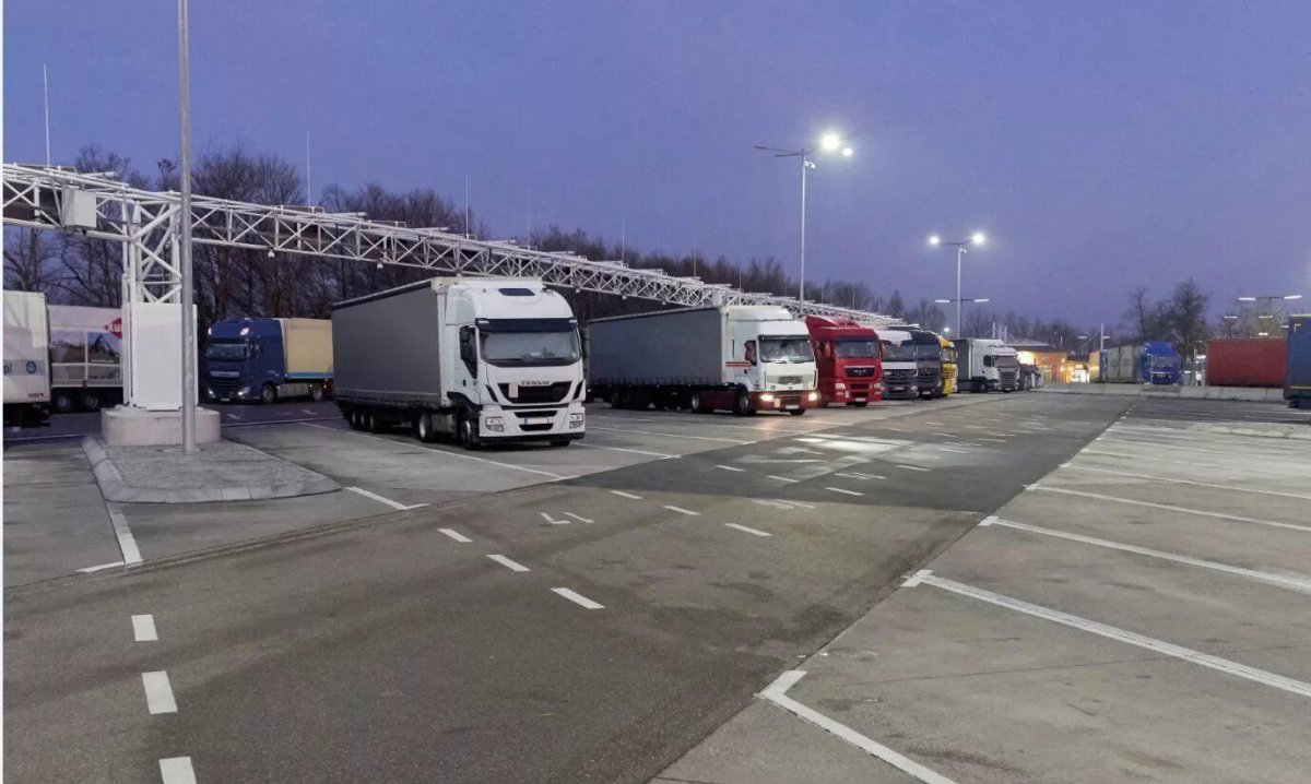 Стоянка грузовиков