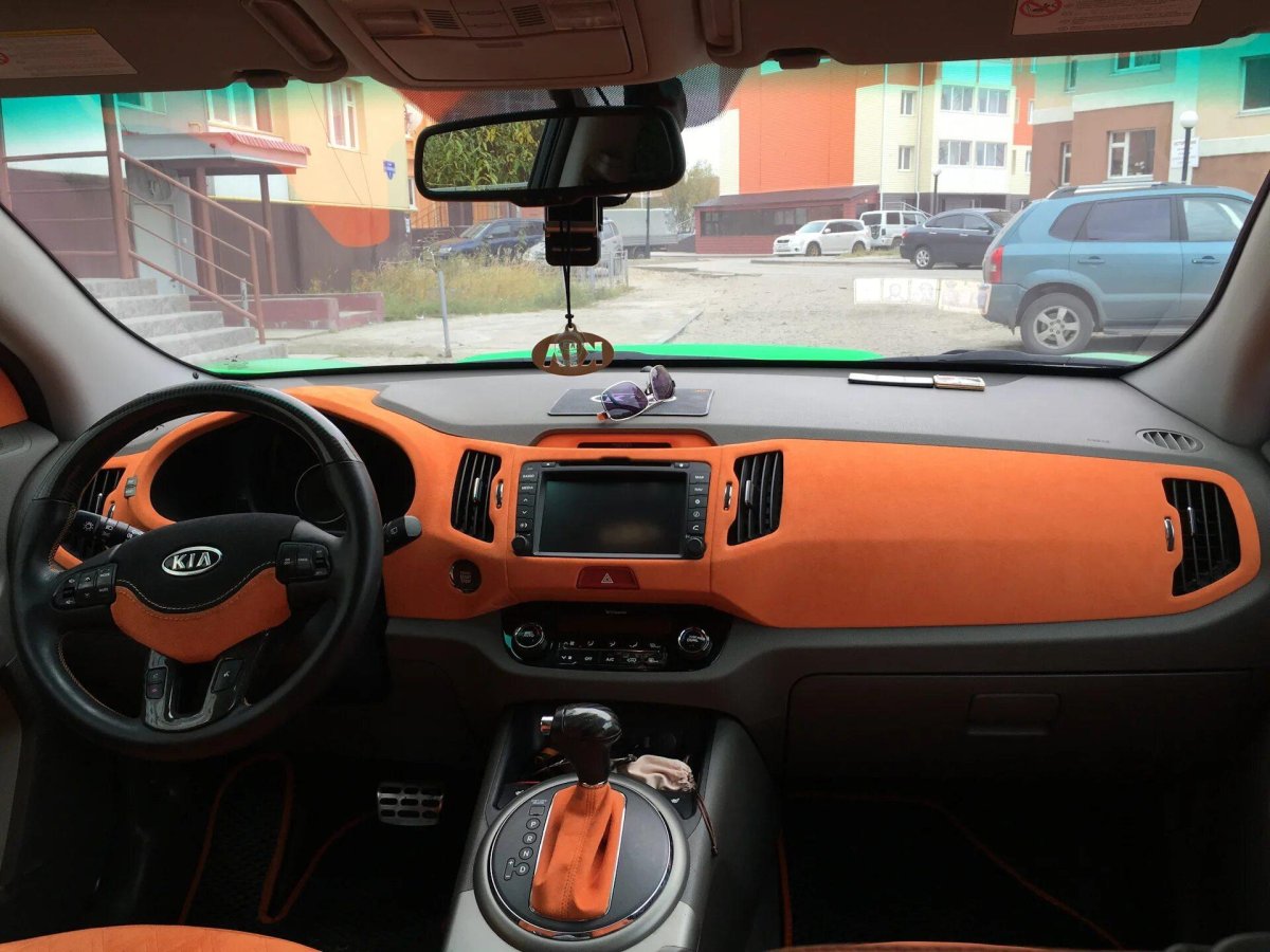 Оранжевый салон Kia Sportage 3