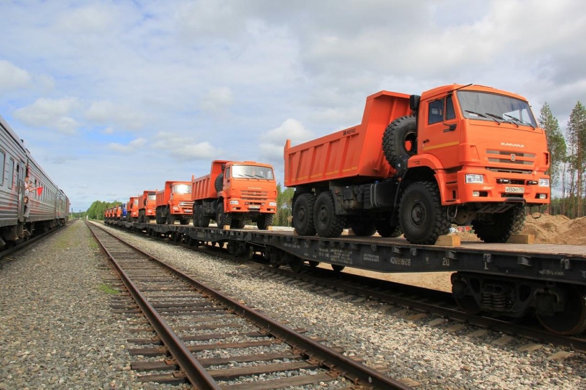 КАМАЗ на ЖД платформе
