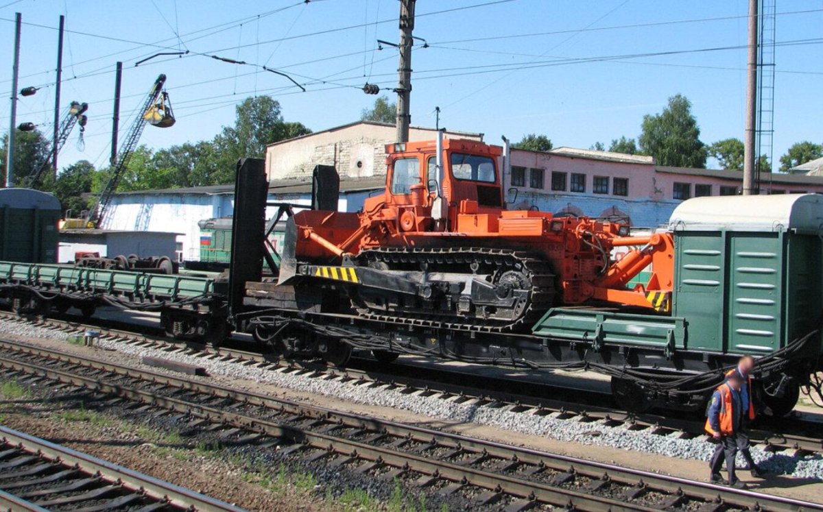 Трактор т-100 на ЖД платформе