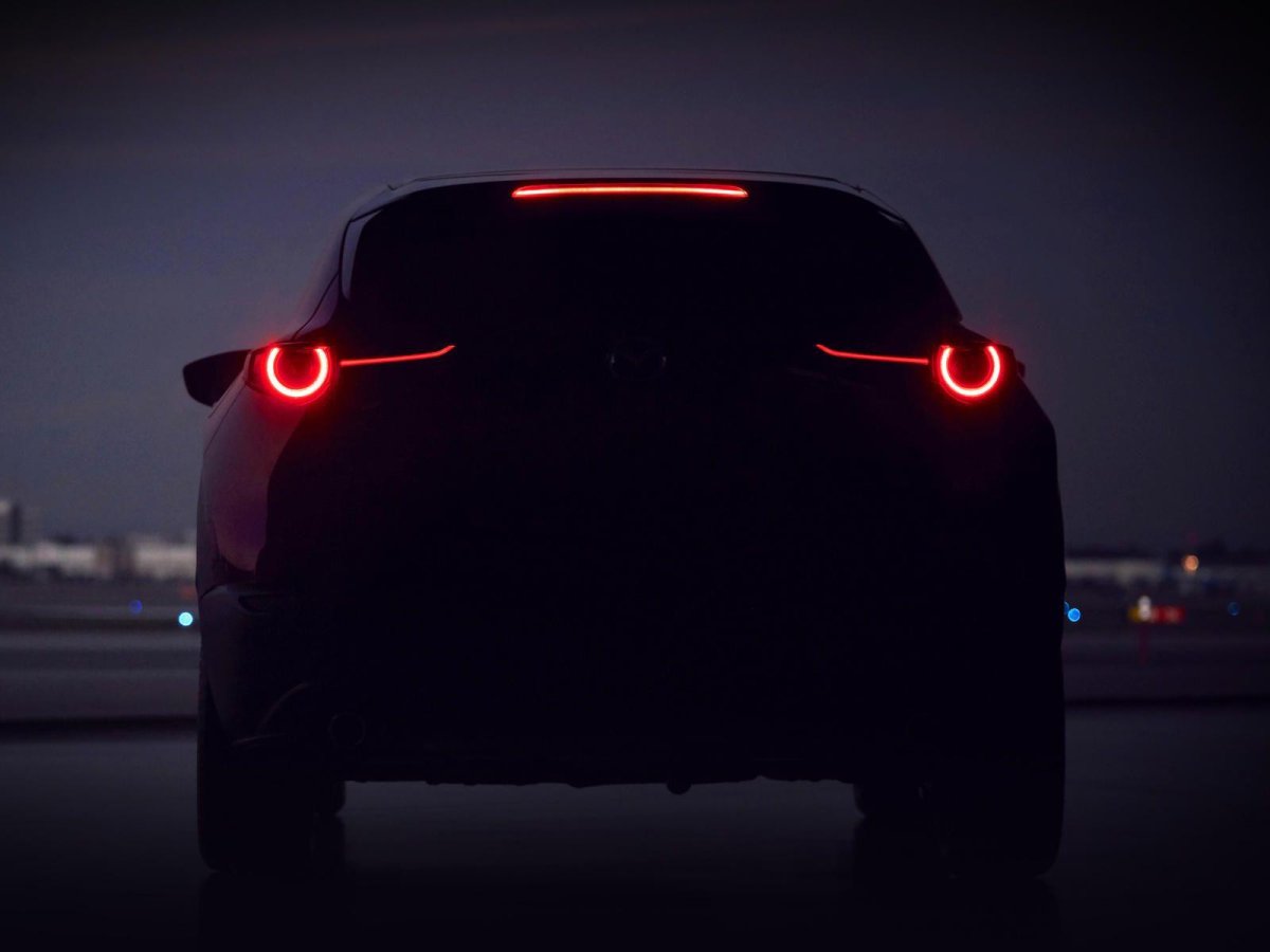 Mazda CX-30 сзади