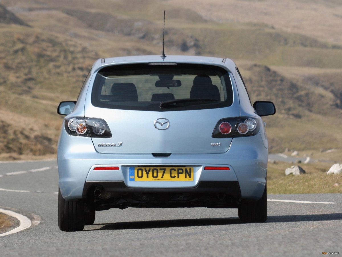 Мазда 3 хэтчбек сзади