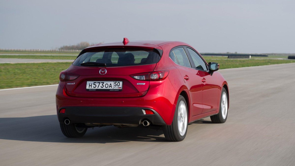 Мазда 3 новая сзади