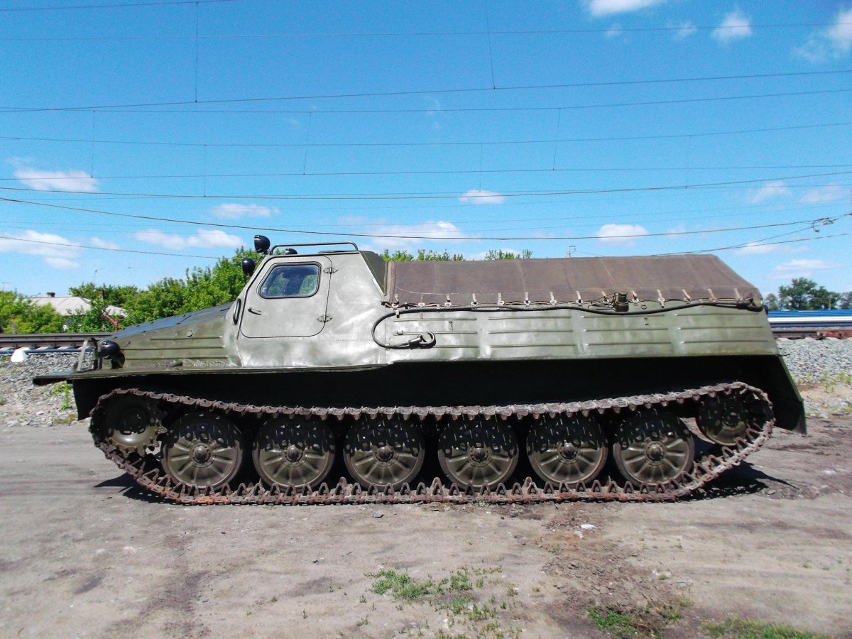 • Гусеничный тягач (ГАЗ -47, ГТТ)