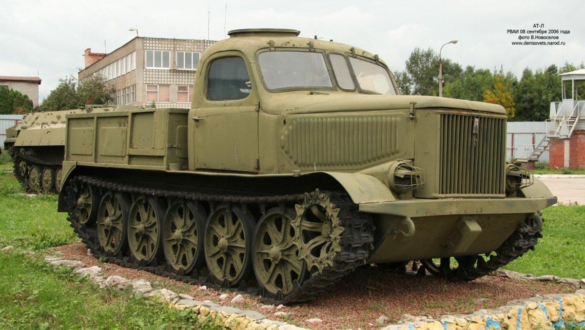 Гусеничный тягач атл