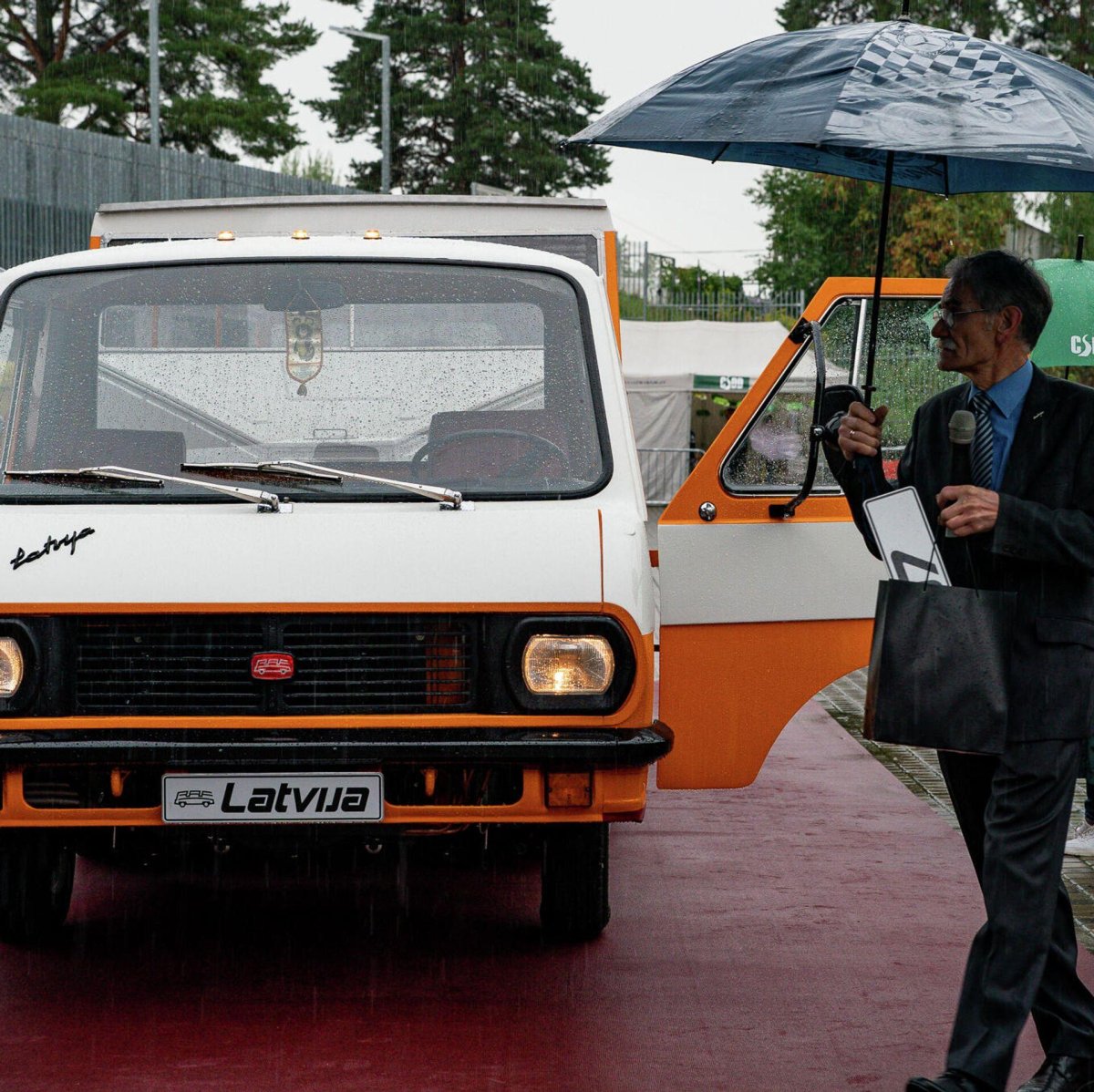 Автопоезд РАФ-3407.