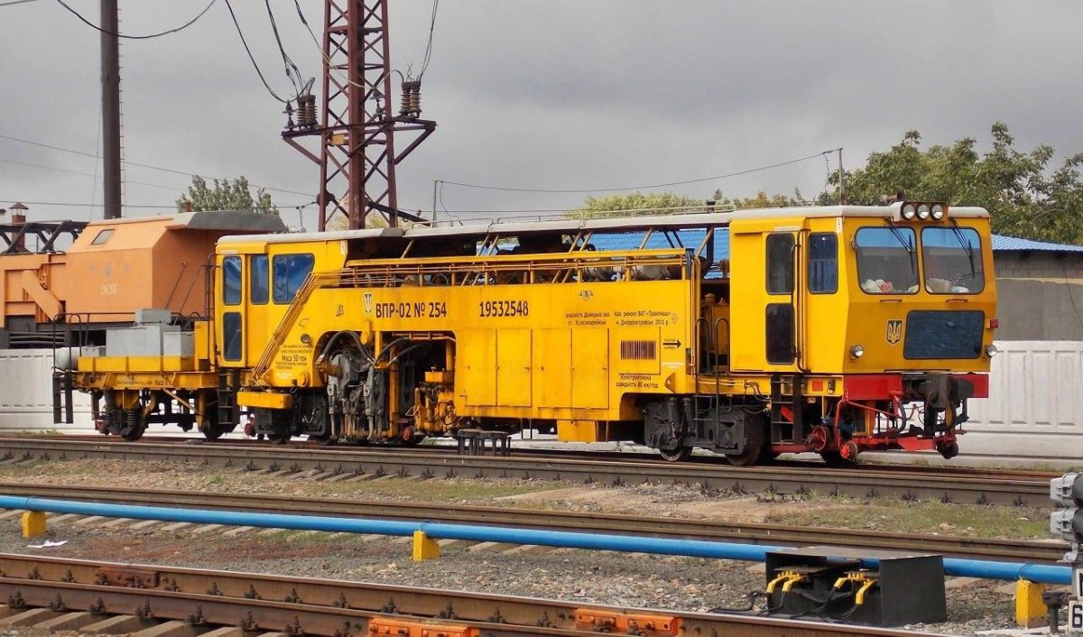 Выправочно-подбивочно-рихтовочная машина ВПР-02м