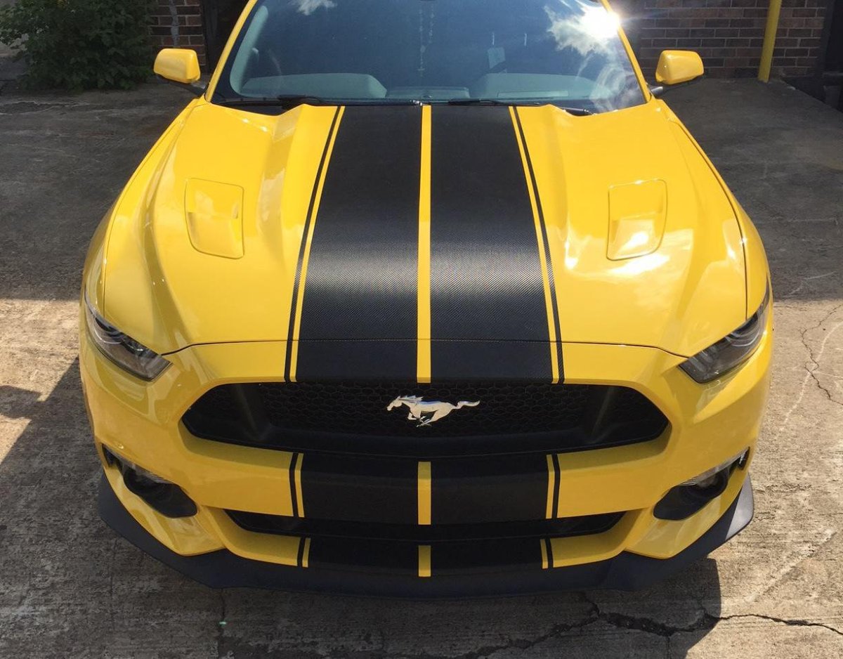 Форд Мустанг 2022 желтый