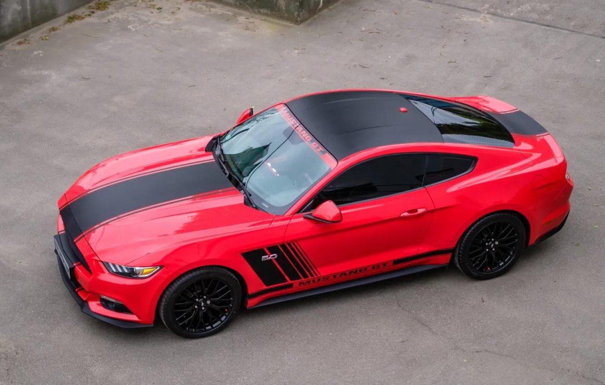 Форд Мустанг красный