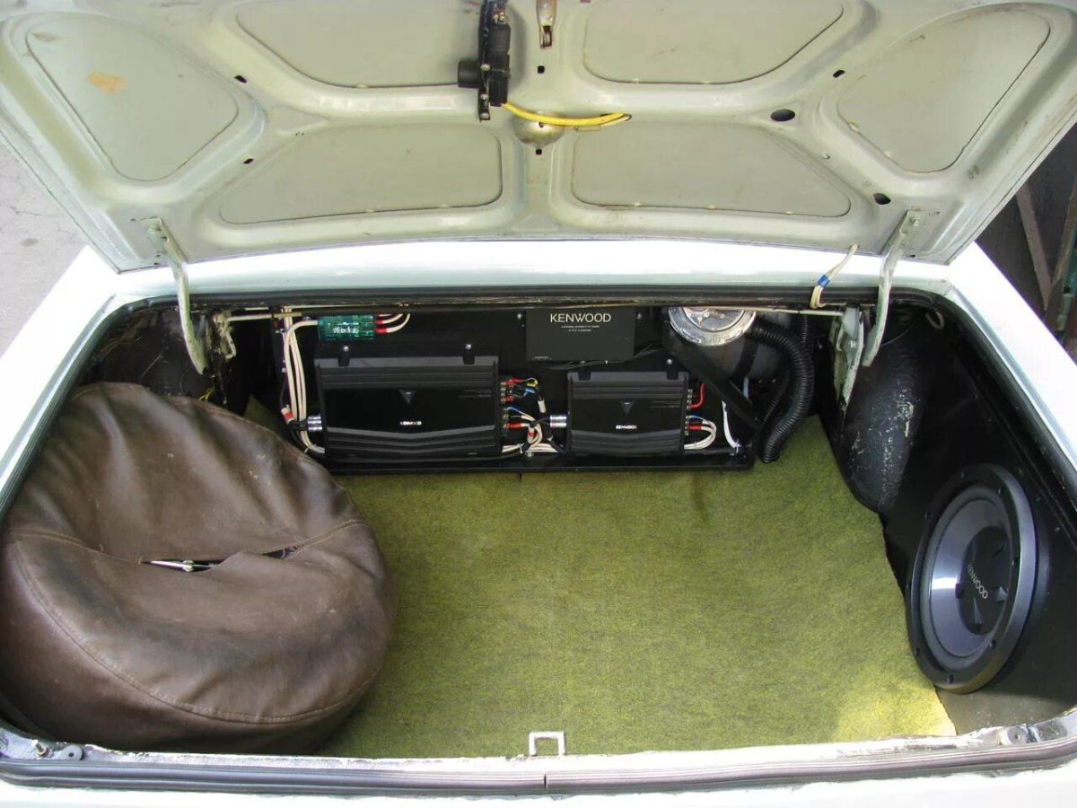 Короб для сабвуфера в ГАЗ 3110