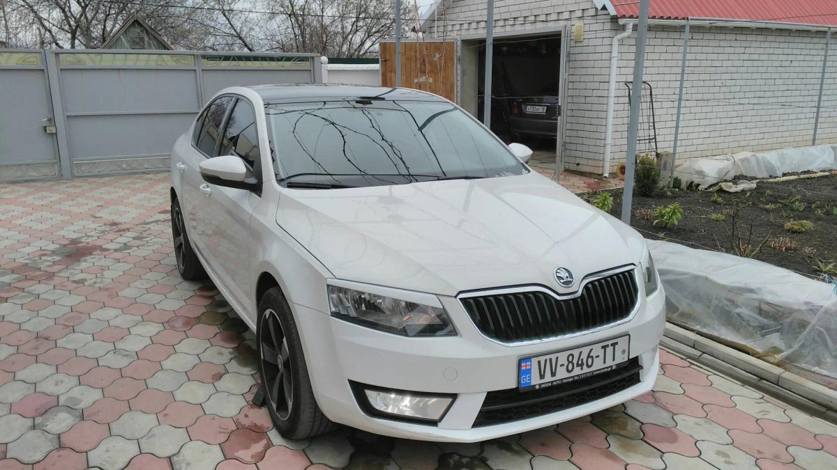 Шкода Октавия а7 черная крыша