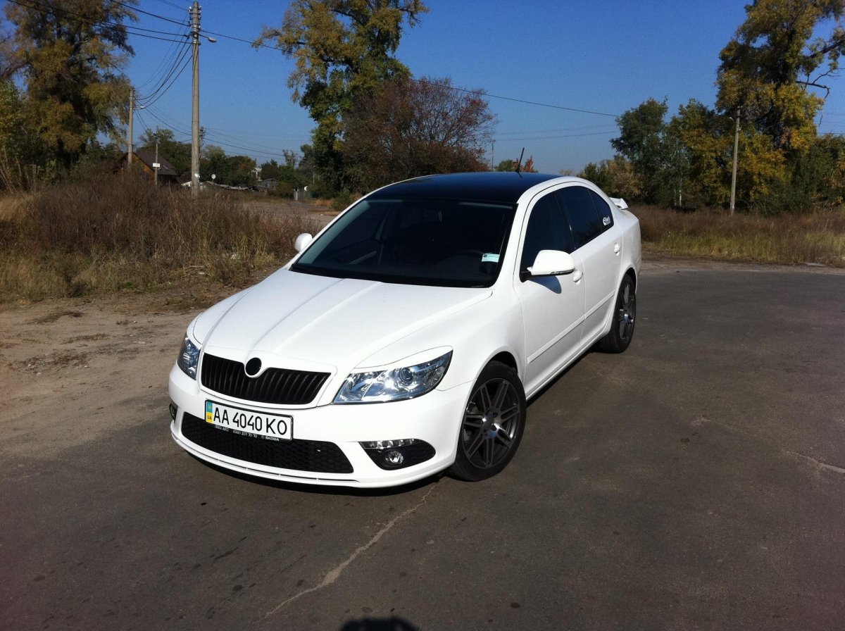 Шкода Октавия а5 белая с черной крышей