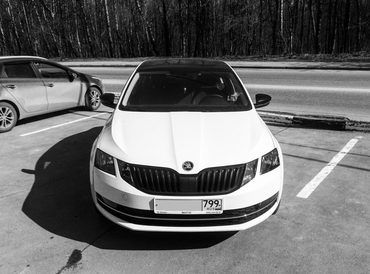 Белая машина черная крыша и зеркала