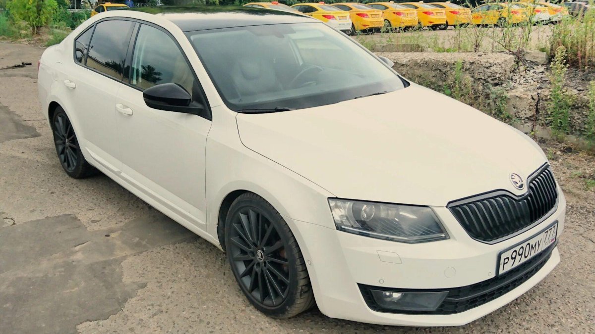 Октавия а7 белая с черной крышей