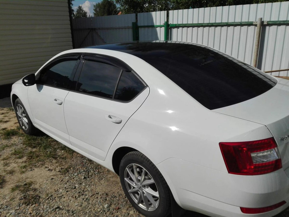 Шкода Октавия а5 с черной крышей