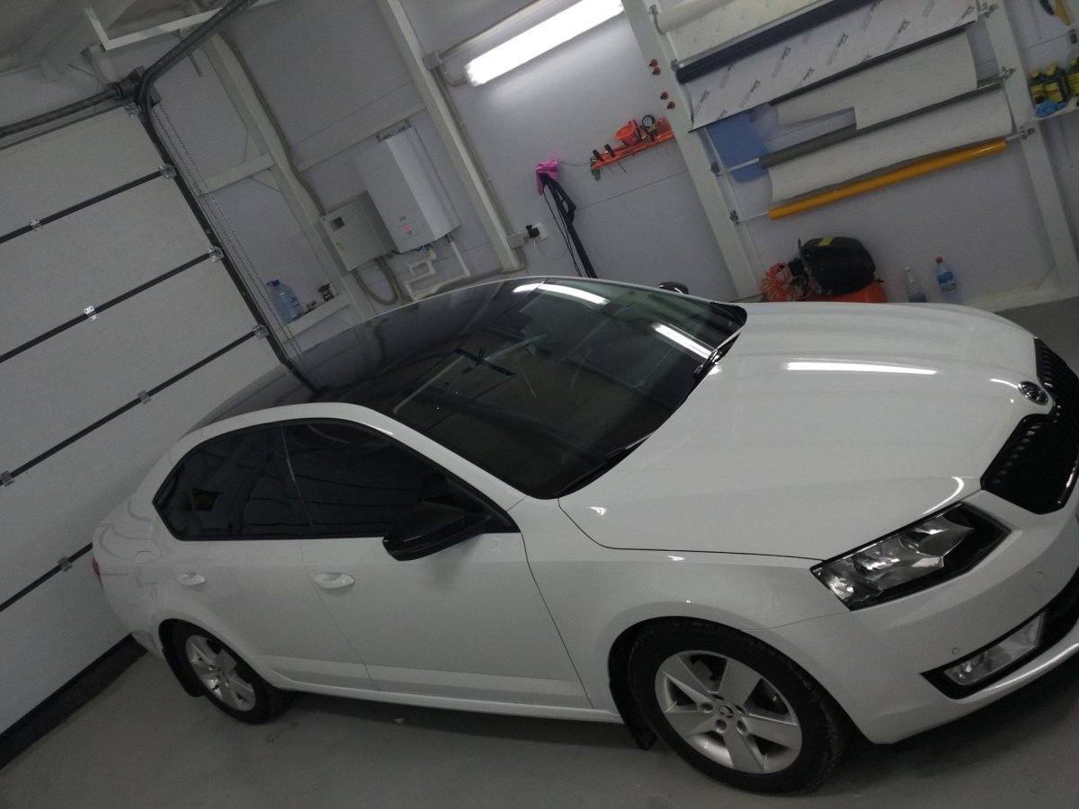 Шкода Октавия а7 белая с черной крышей