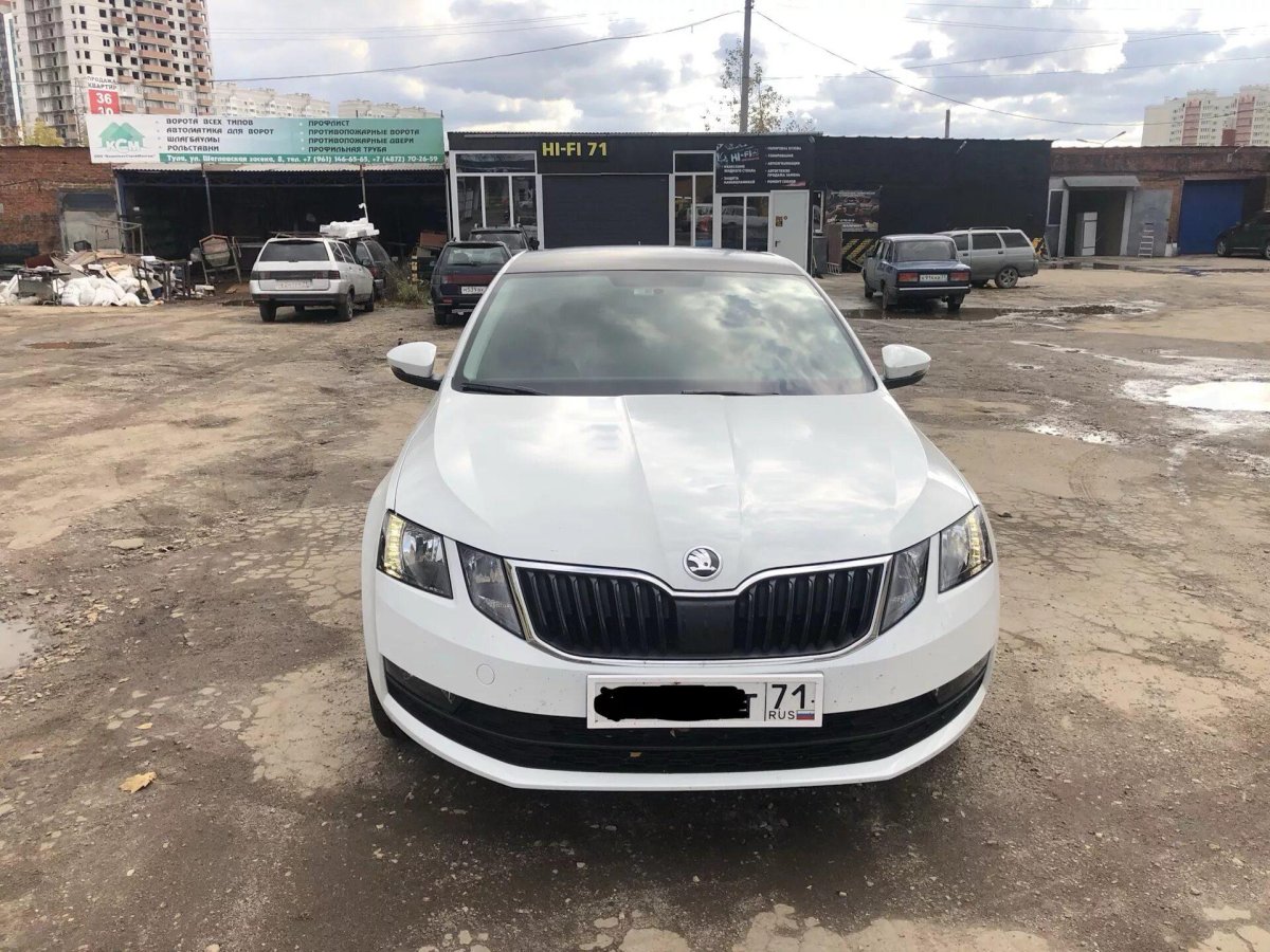 Шкода Октавия белая с черной крышей 2017